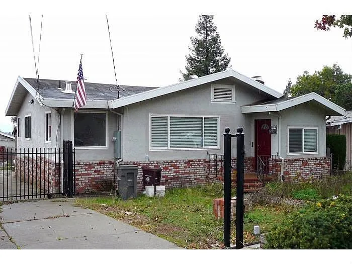 2853 Carmel St photo 1