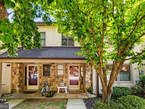 9 Woodstream Dr, Chesterbrook, PA 19087