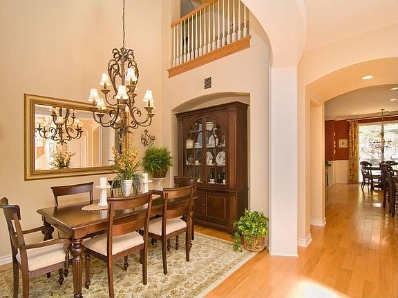 Dinning Room with crown molding