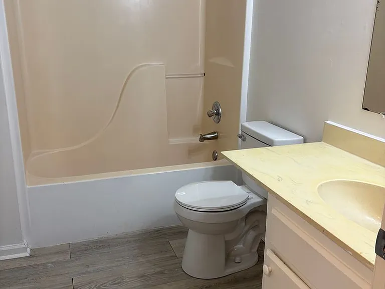 2102B Clark St — Photo 4
