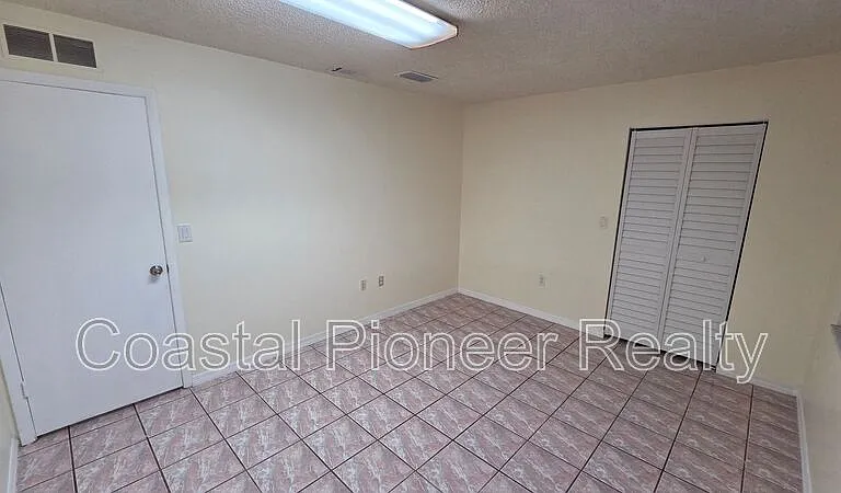 4817 Cypress Tree Dr — Photo 14