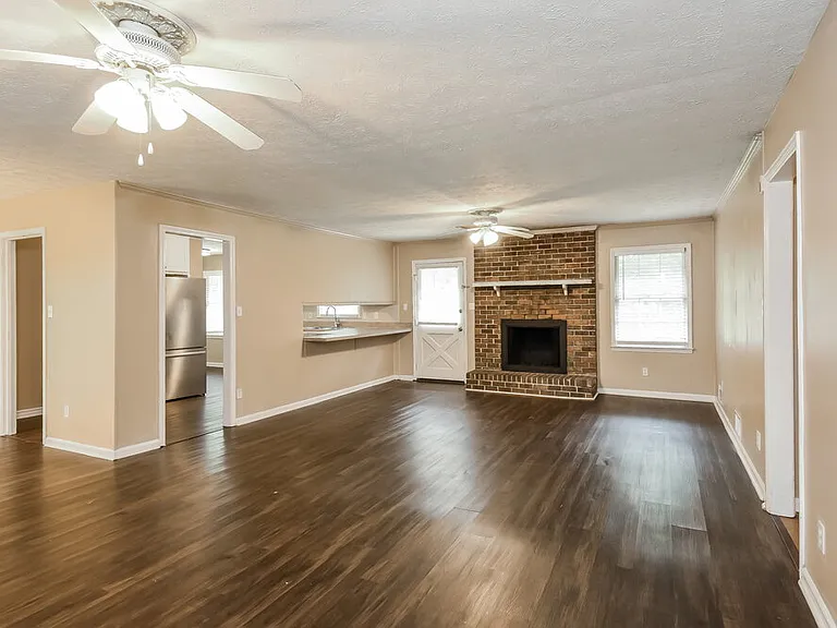 2906 Elizabeth Ln — Photo 5