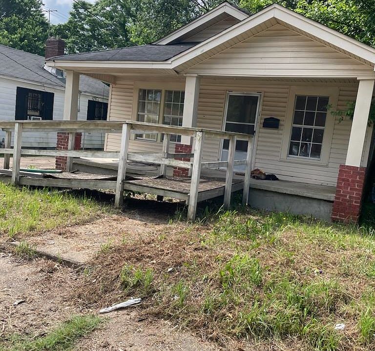 2nd image of 2139 Lyon Ave