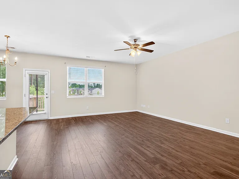 122 Silver Birch Pass — Photo 8