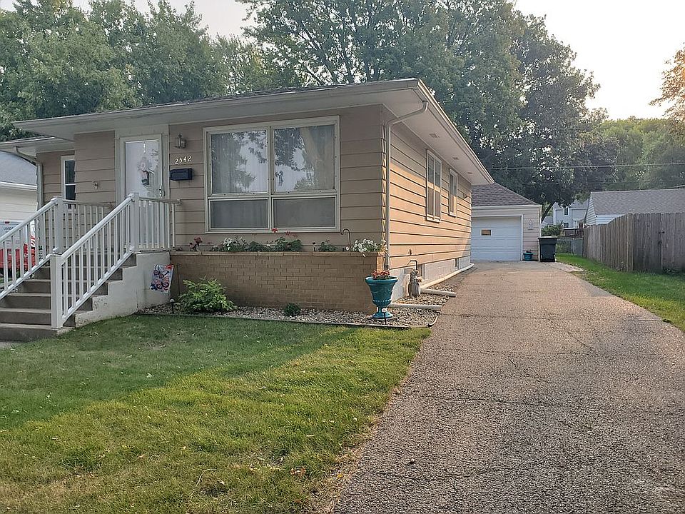 1st image of 2542 S Cornelia St