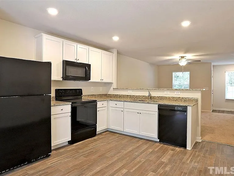 918 E Green St #E103 — Photo 7