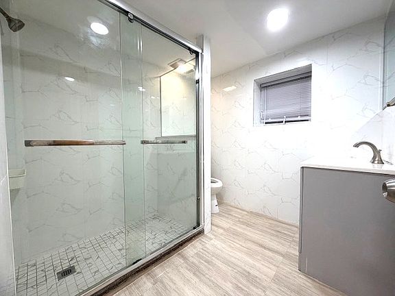5th image of 106 Romaine Ave #1