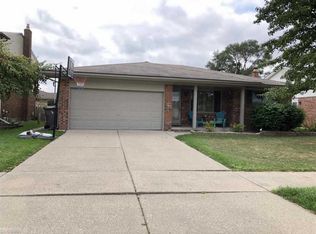 17446 Knollwood Dr, Clinton Township, MI 48038