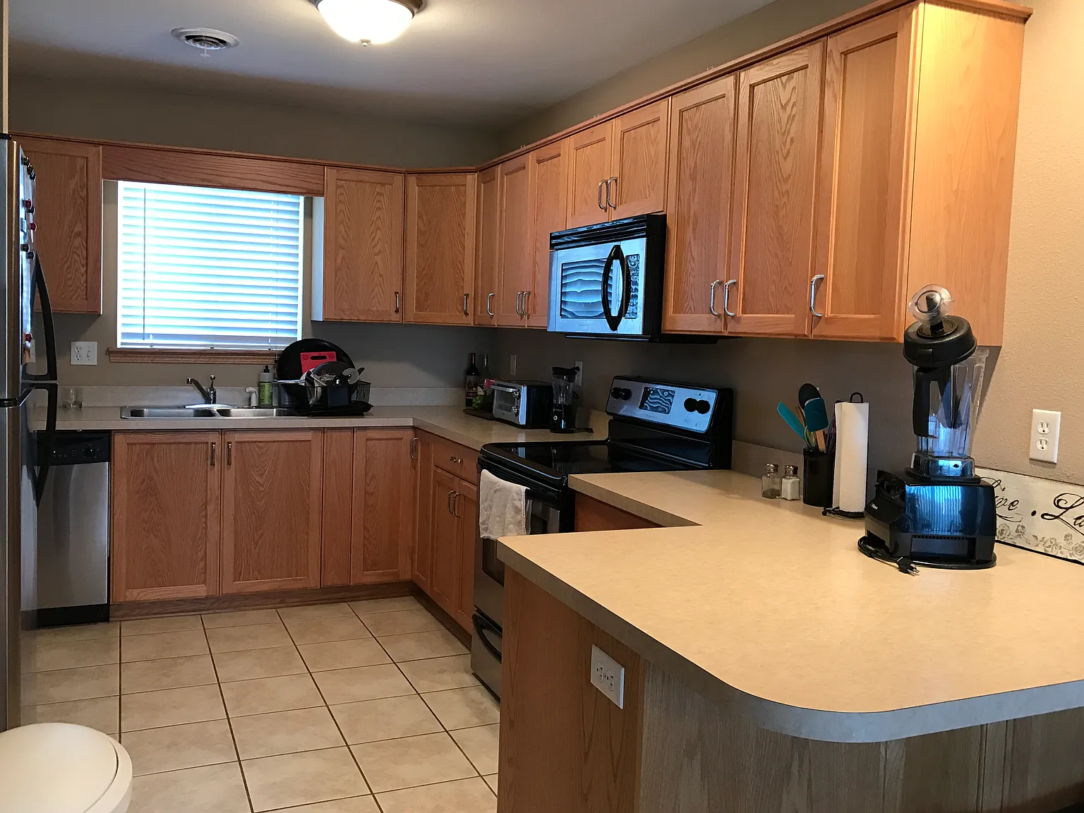 8 bed, 4200 sqft, $4,800 — Photo 1