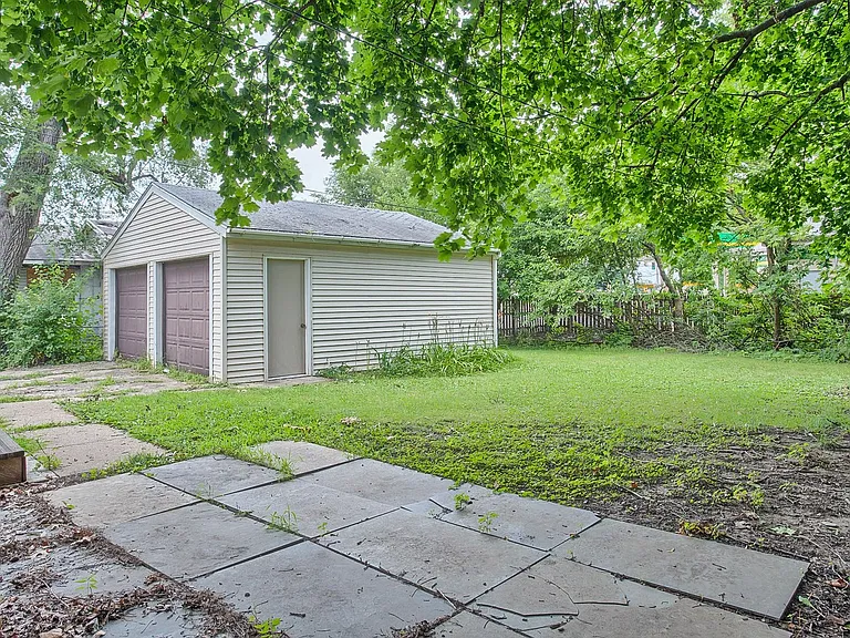 1714 W Clark St — Photo 16