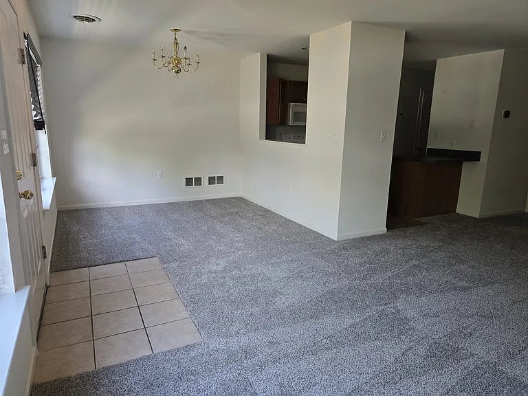 113 Courtyard Dr — Photo 4