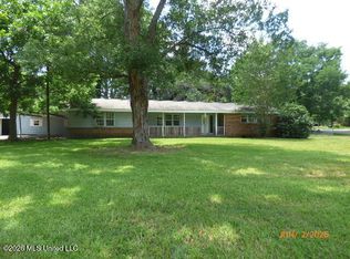 121 Catalpa Dr, Natchez, MS 39120
