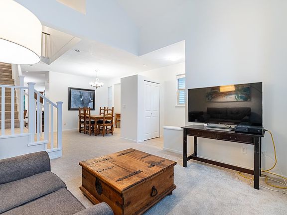 5th image of 30 Hawthorn Dr