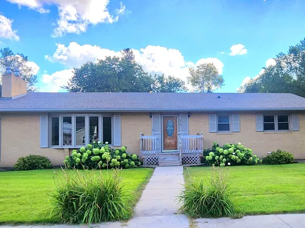 319 1st Ave SW, Hillsboro, ND 58045