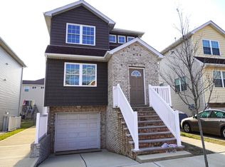 22 Edgeview Ln, Staten Island, NY 10302