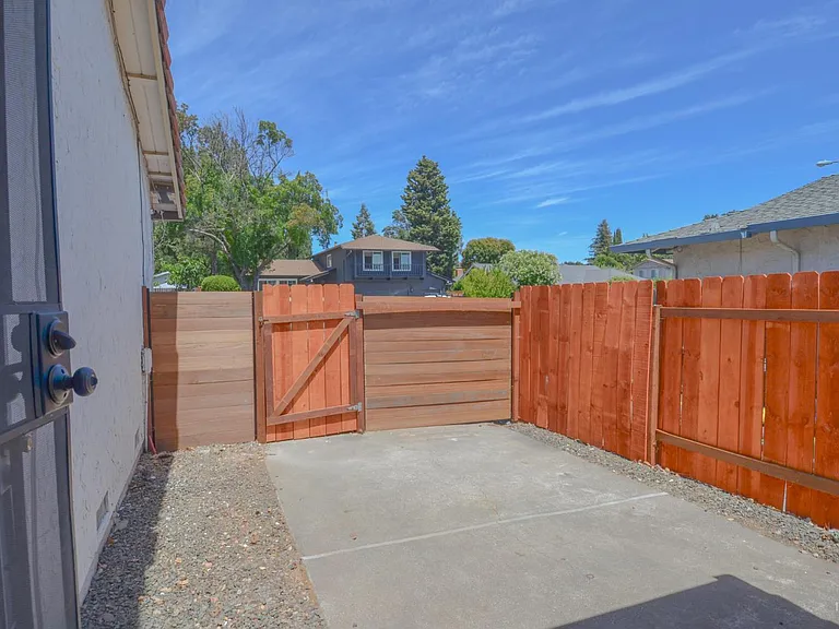 1321 Astoria Dr — Photo 34