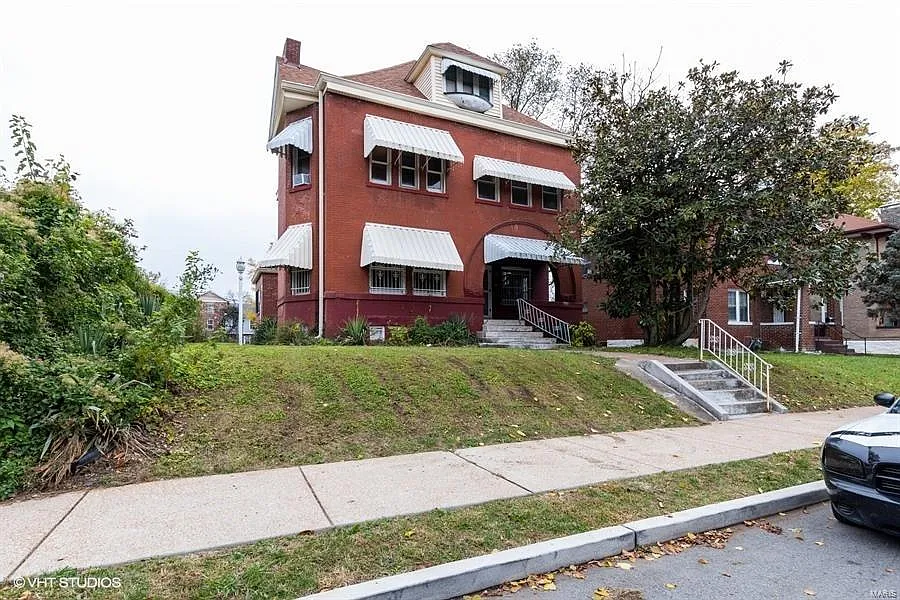 14 Lewis Pl photo 1