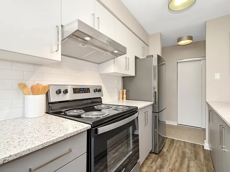 35 Woodridge Cres — Photo 43