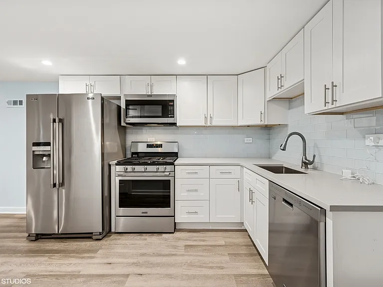 2547 W Homer St #1G — Photo 1