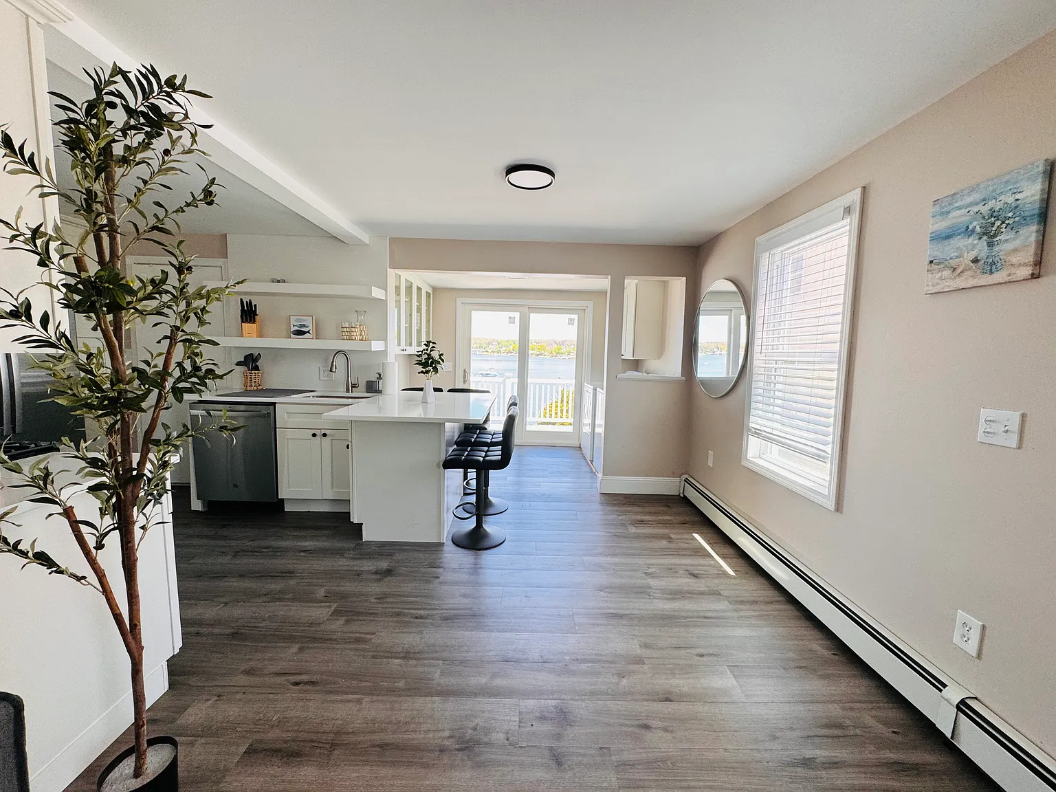 4 bed, 932 sqft, $4,500 — Photo 3