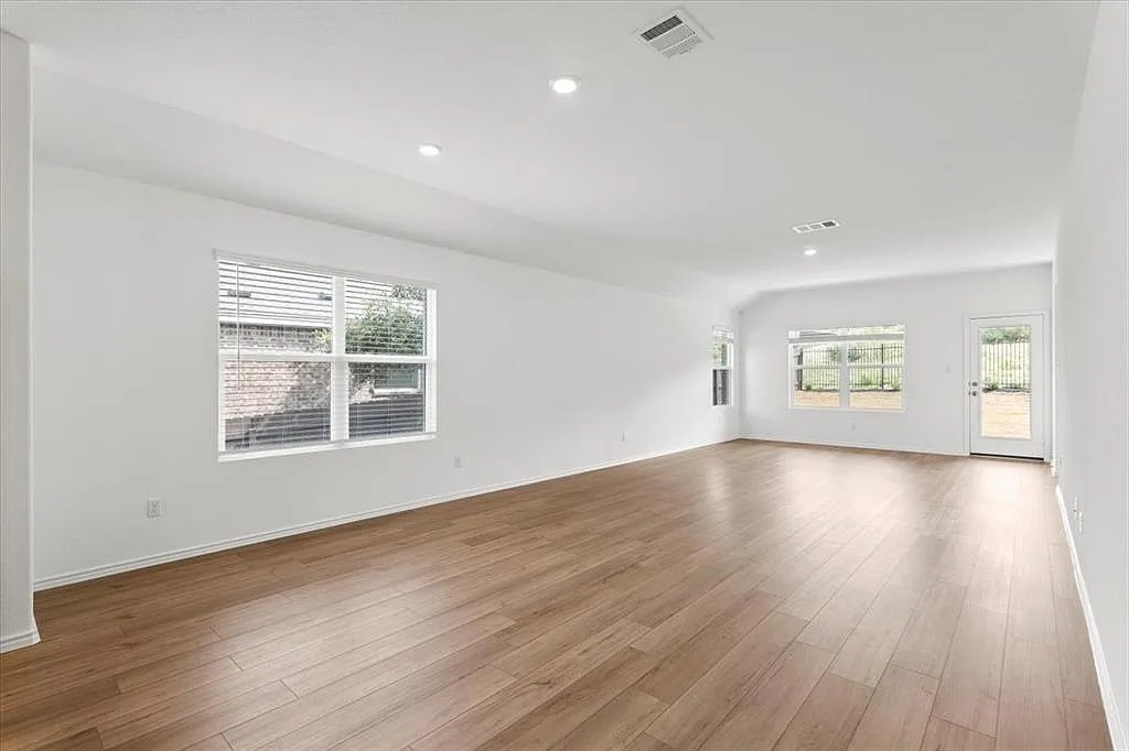 4 bed, 2022 sqft, $2,350 — Photo 4