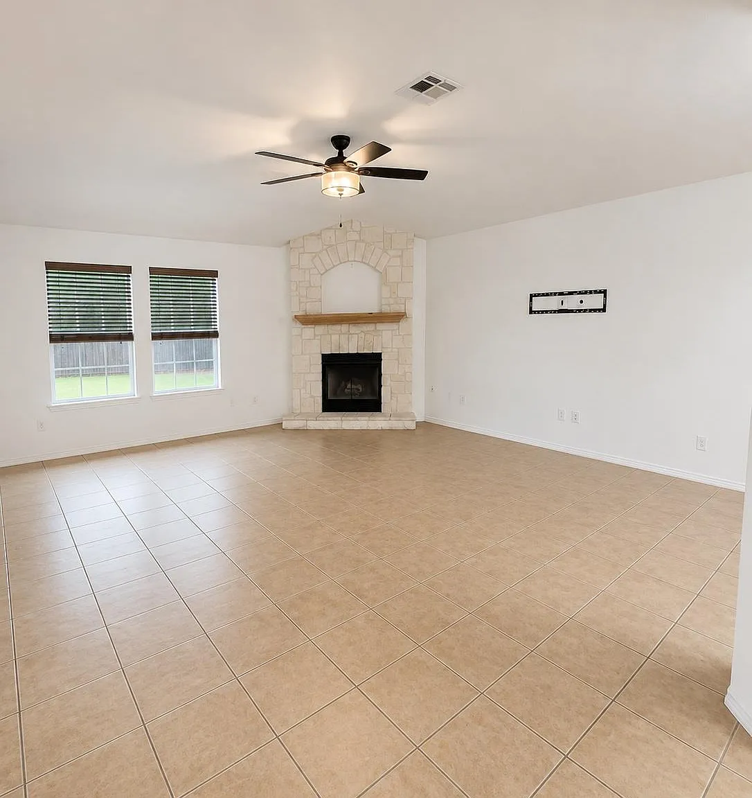 3 bed, 2.0 bath, 2199 sqft, $2,200 — Photo 3