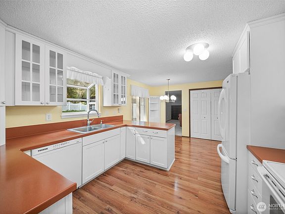 5th image of 8573 Conifer Court SE