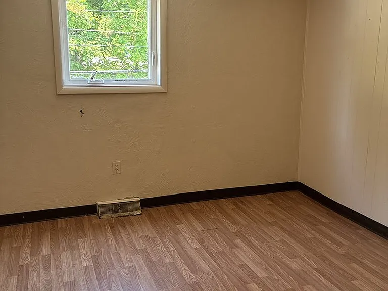 521 Locust Ave — Photo 9