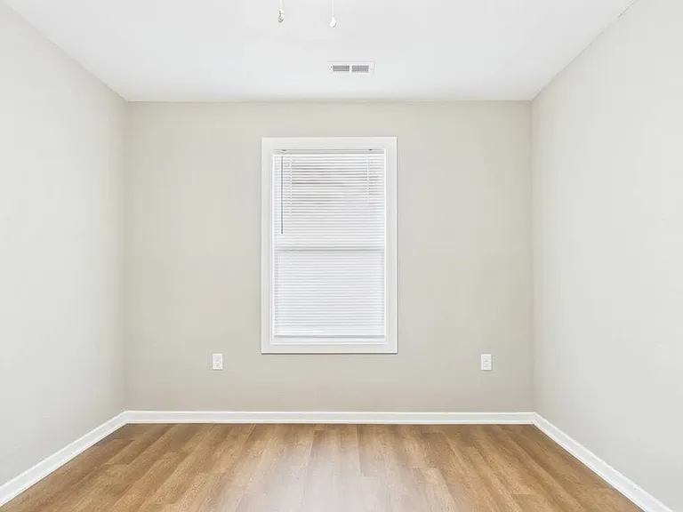 306 W Market St — Photo 44