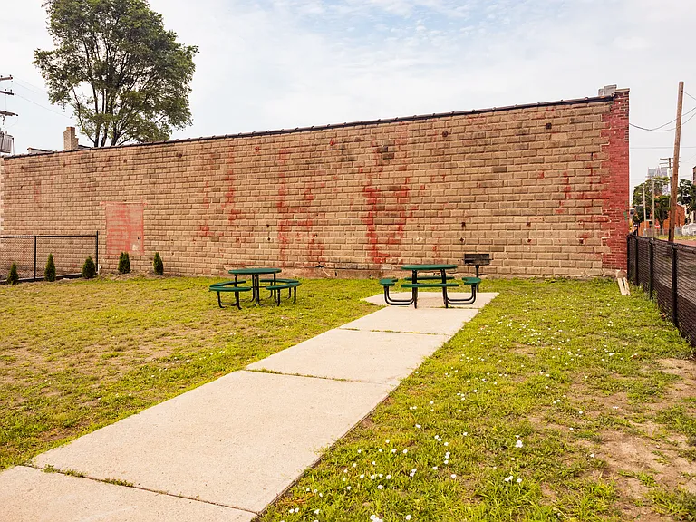Pasadena Apartments — Photo 44