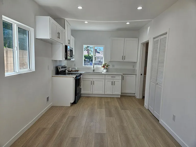 9300 Tamarack Ave — Photo 2