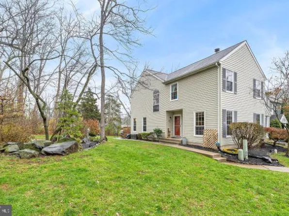88 Village Dr, Schwenksville, PA 19473