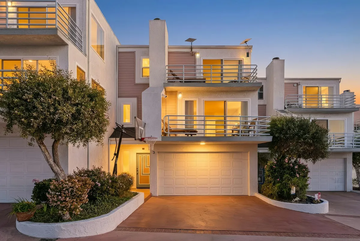 Photo 1 of 26 - 867 Aubrey Ct #3 - Hermosa Beach, CA Primary Photo - 867 Aubrey Ct #3