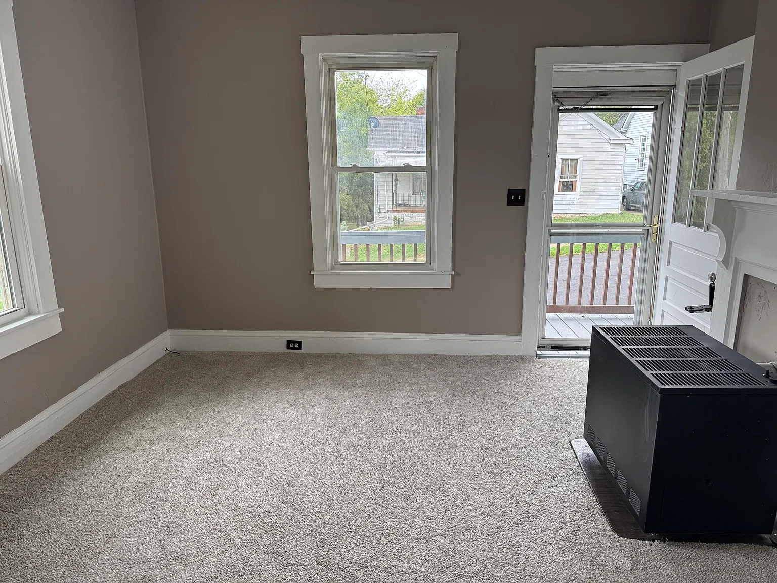 2 bed, 1.0 bath, 896 sqft, $914 — Photo 3