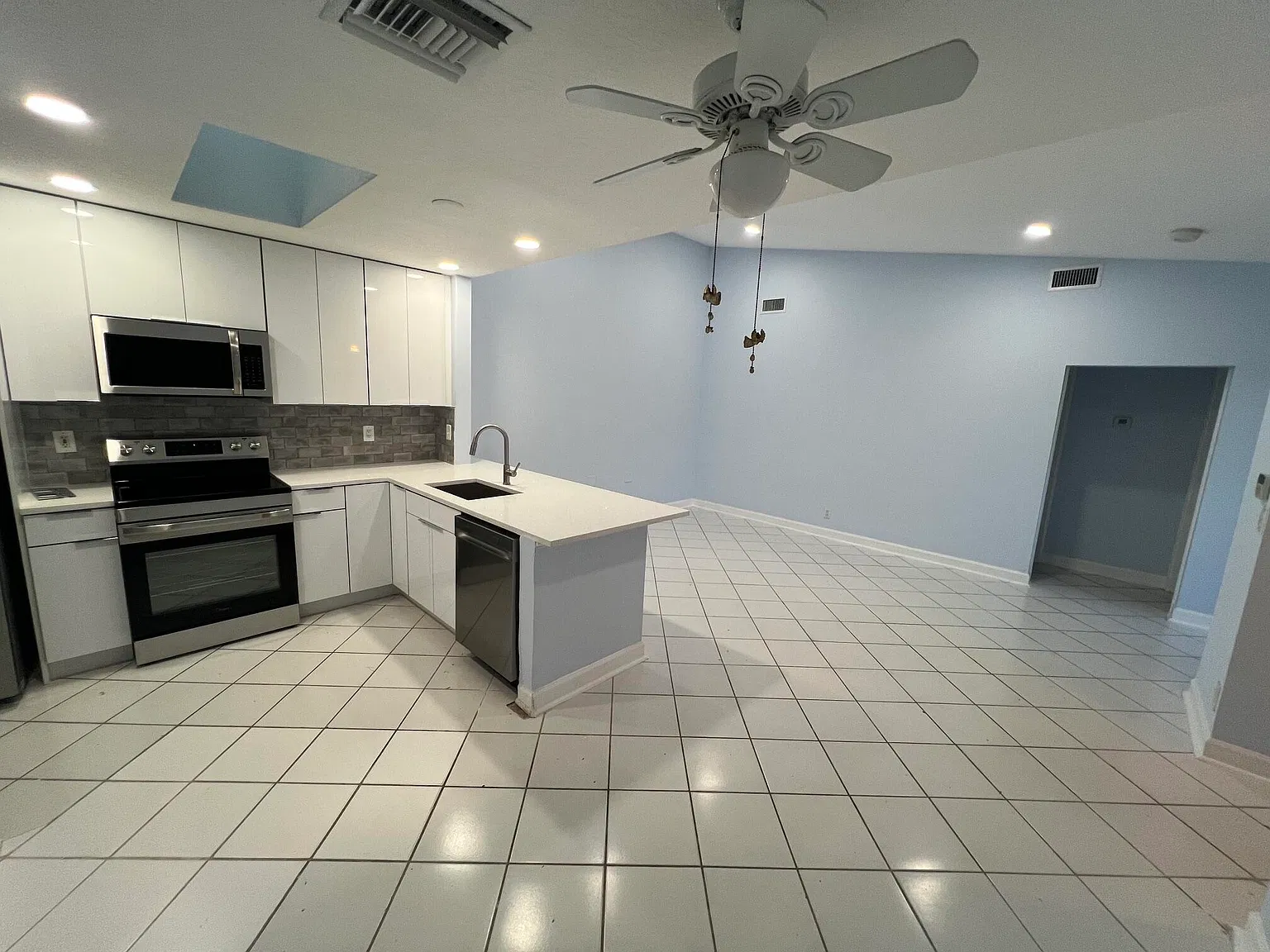 2 bed, 2.0 bath, 970 sqft, $2,200 — Photo 3