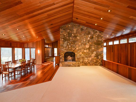 Great Room w Fireplace