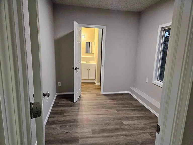 913 W Oak St N #2 — Photo 5