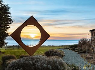 977 Seacliff Ln, Coupeville, WA 98239