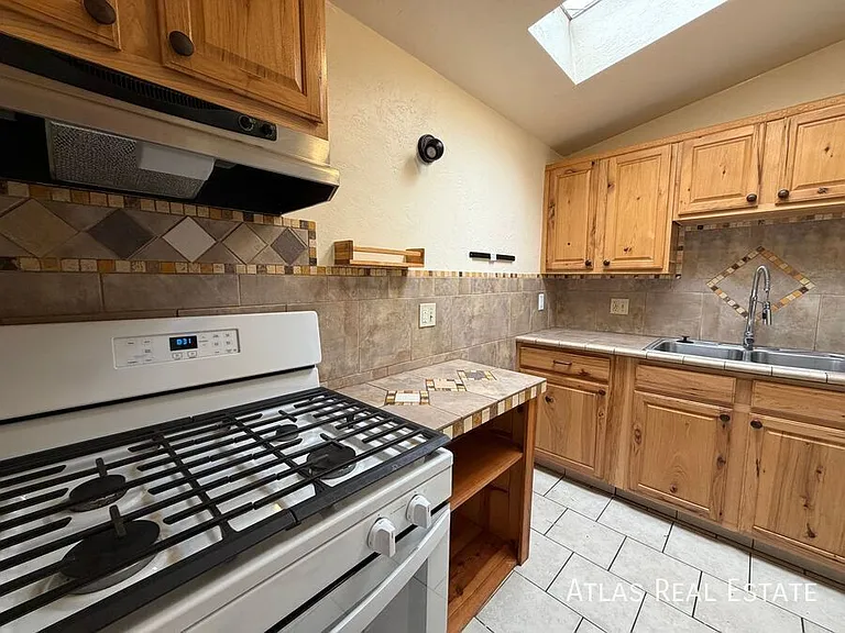 1932 S Campbell Ave — Photo 3