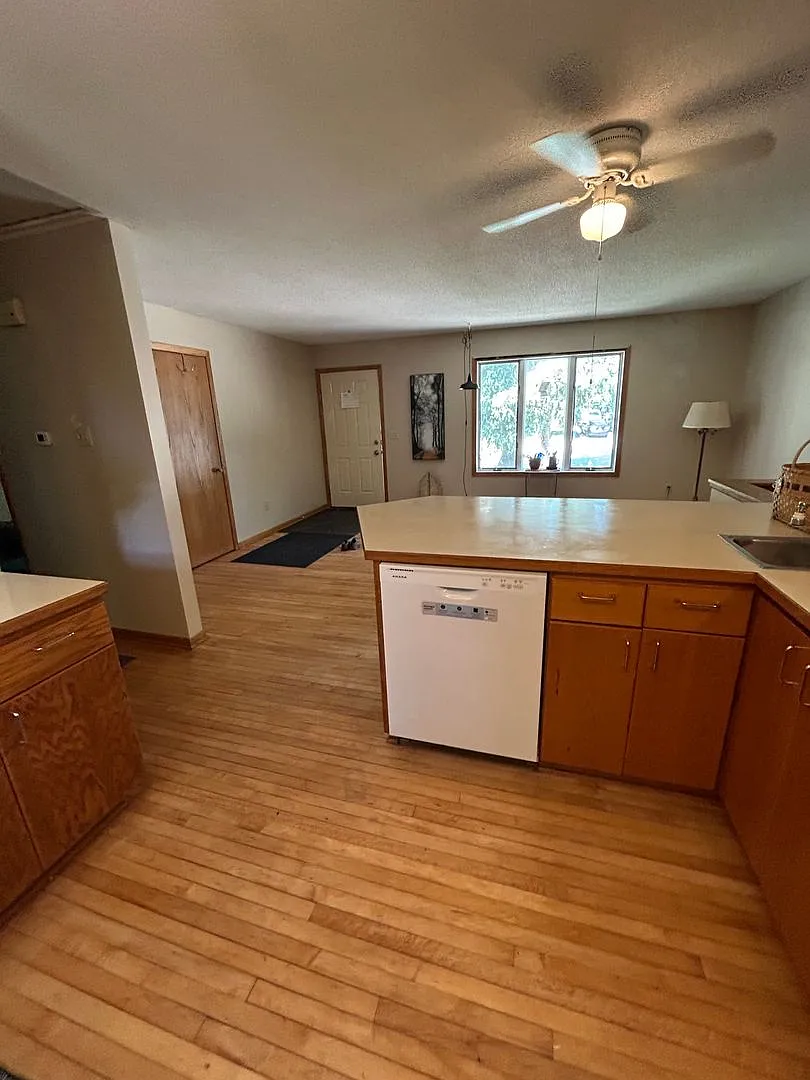 3 Bed, 2 Bath , 2 stall garage - Fenced in backyard Single Family Home in Northfield — Photo 3