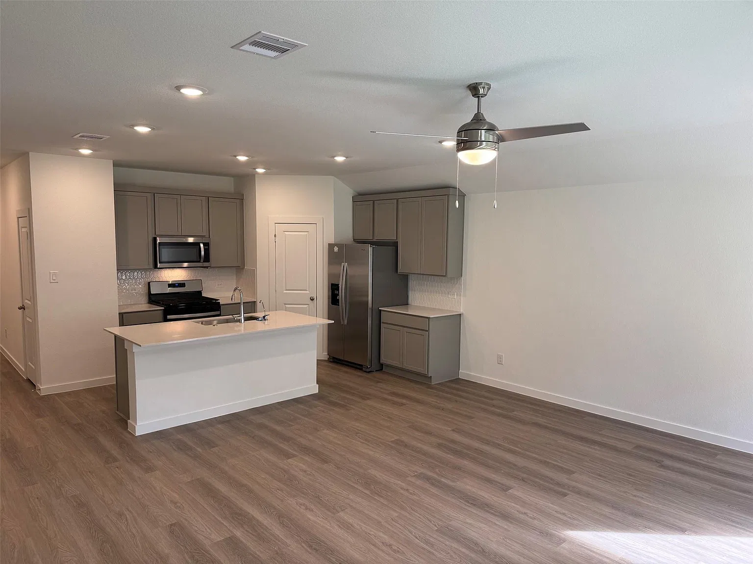 4 bed, 2.0 bath, 1832 sqft, $2,300 — Photo 2