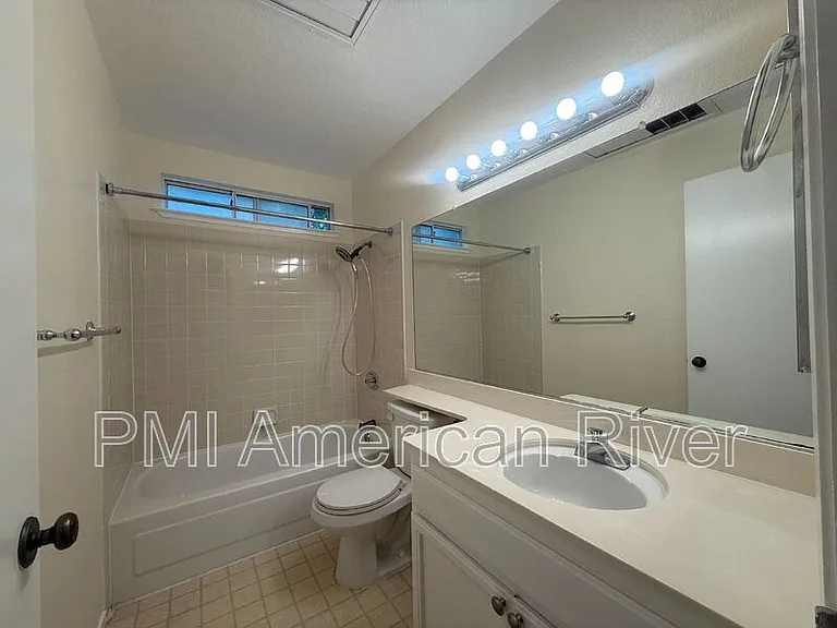 3400 Cobblestone Dr — Photo 16