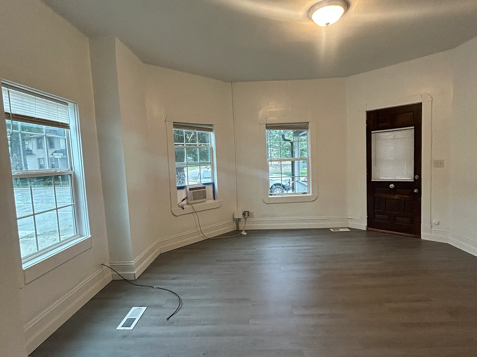 3 bed, 1400 sqft, $1,400 — Photo 2