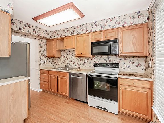 5th image of 224 Georgetowne Vlg