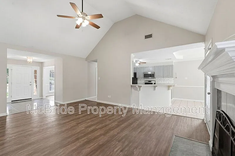 4 bed, 2.0 bath, 2100 sqft, $2,250 — Photo 3