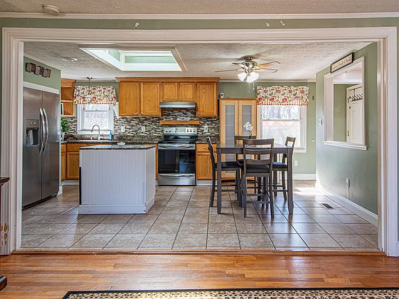 4th image of 836 Toms Rd