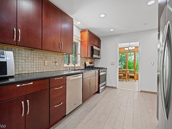 4th image of 18 Aspen Rd