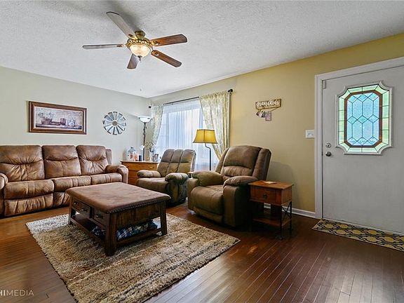 5th image of 10 Martin Dr