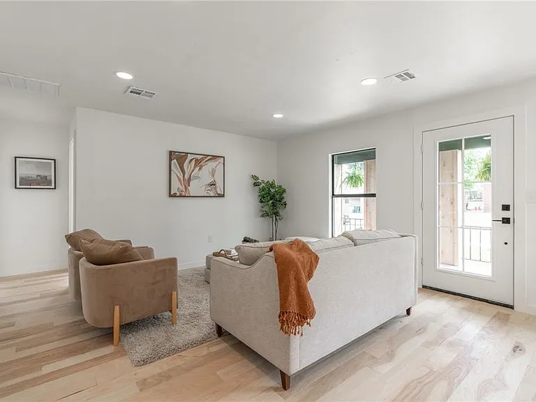 2213 NE 18th St — Photo 7