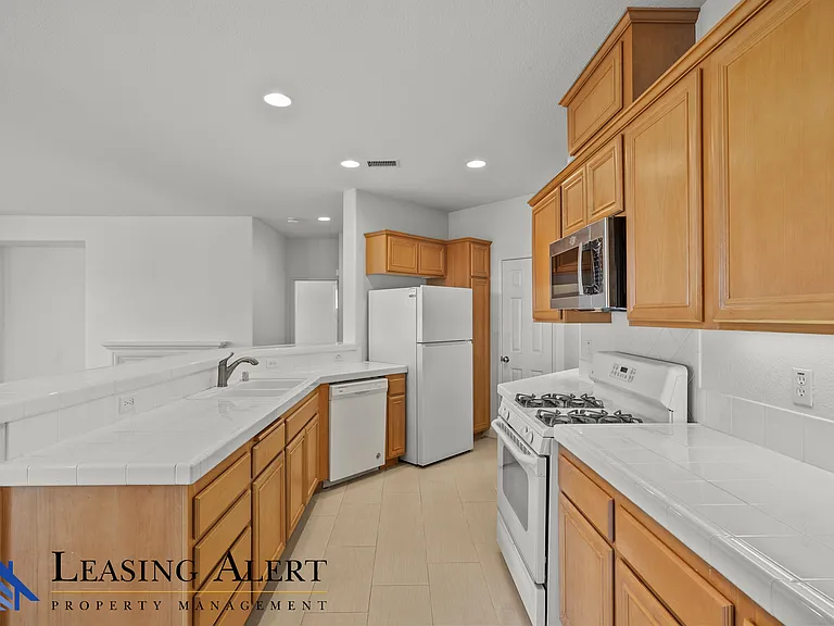 24320 Lorenzo Ln — Photo 9